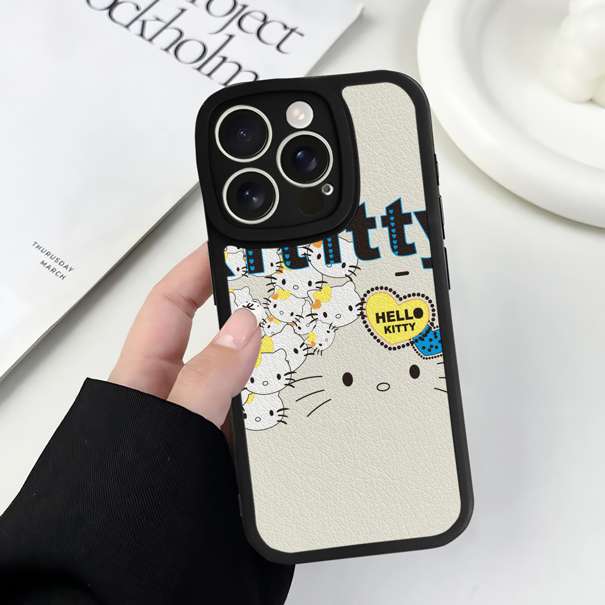 （画像用） Hello Kitty ハローキティ 【iPhone 16シリーズ対応】シリコンスマホケース（レザー調） 材質：シリコン
